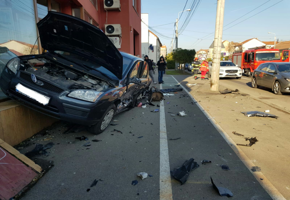 Accident ca-n filme la Timișoara. O mașină a zburat într-o casă