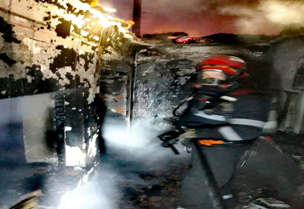 Un bărbat de 62 de ani a murit după ce casa i-a luat foc din cauza unui scurt circuit