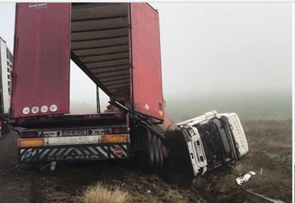 TIR răsturnat pe autostradă, într-un viraj periculos