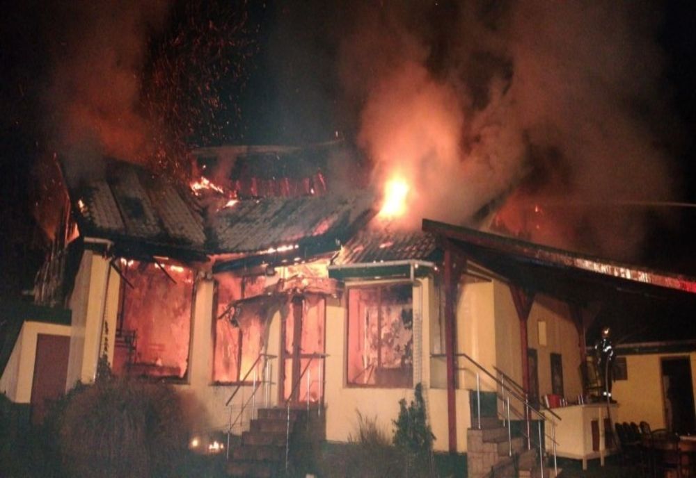 Incendiu mistuitor în plină noapte. Lupta pompierilor cu flăcările. Video!