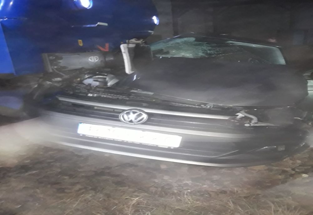 Mașină lovită în plin de un tren