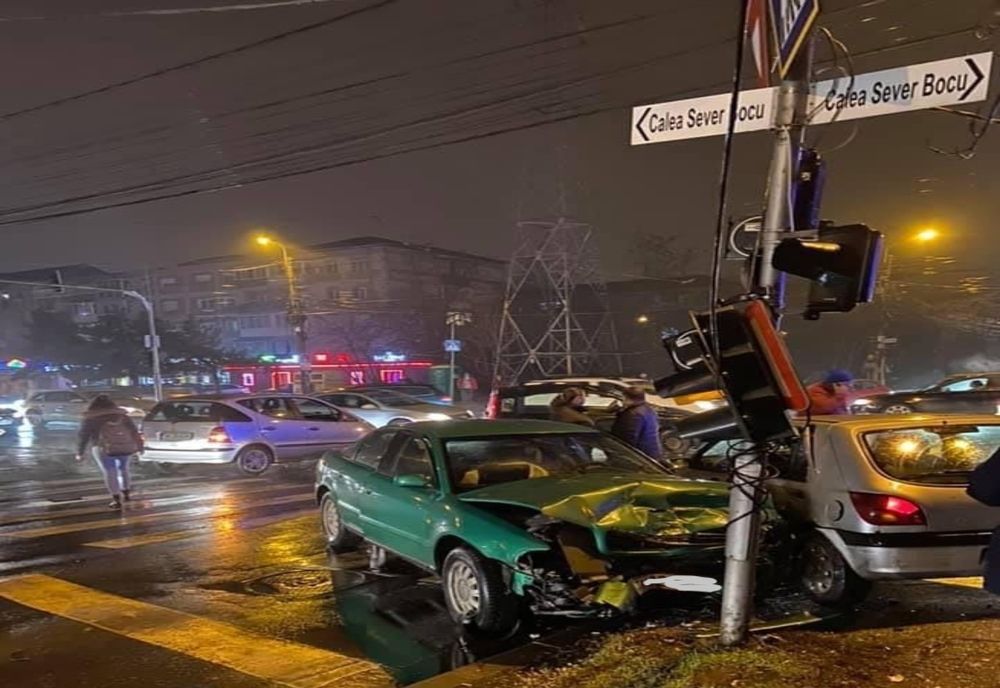 Intersecție blocată în Timișoara după un accident în care au fost implicate trei mașini. Semafoare distruse, stâlp de curent avariat