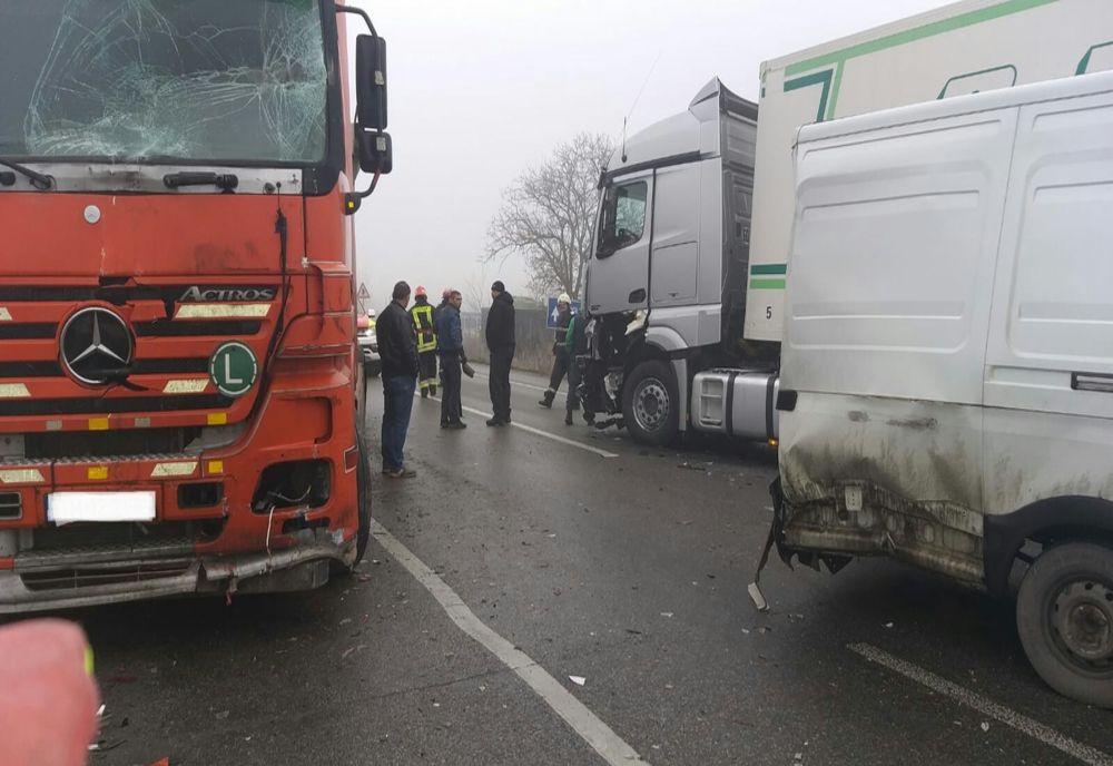 Două TIR-uri și un microbuz s-au ciocnit