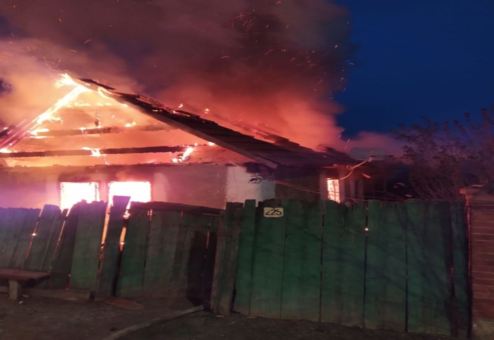 Gospodărie mistuită de flăcări, în Timiș