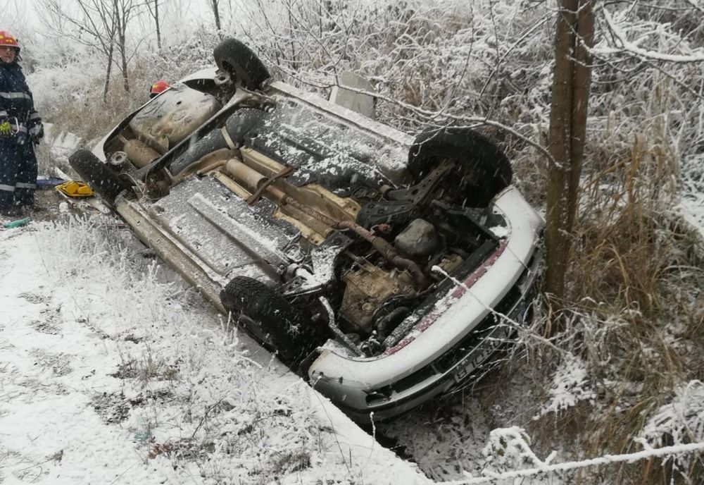Femeie rămasă blocată în mașina răsturnată. E cod galben pe șoselele din Timiș