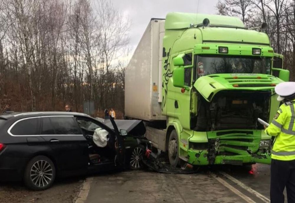 BMW ajuns sub un TIR. A fost nevoie de intervenția elicopterului SMURD