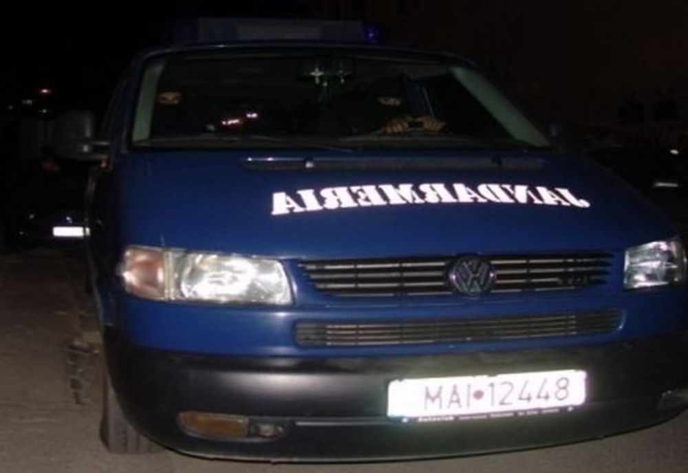 Hoț prins de jandarmi în timp ce fura dintr-o casă