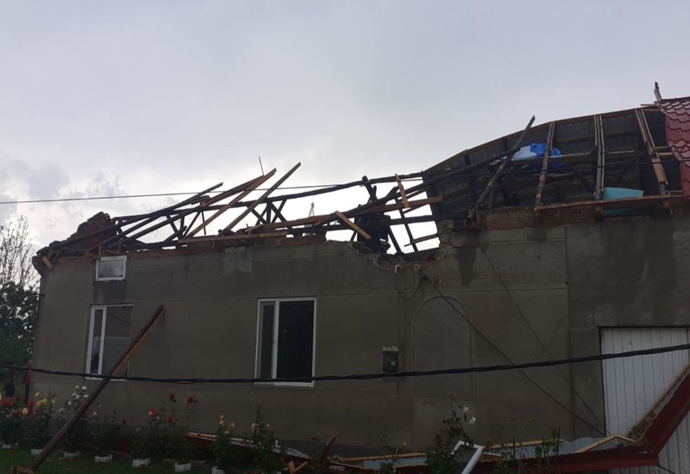 Acoperișuri smulse de vânt și gospodării inundate