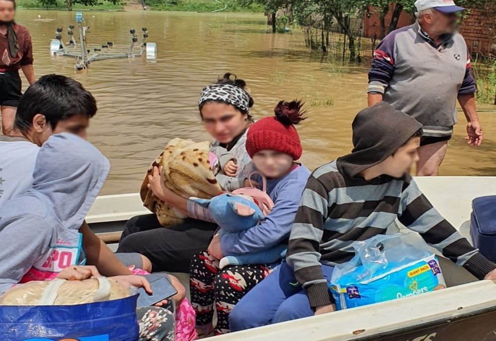 Comună din Timiș, lovită de viitură. Oameni evacuați cu bărcile, de pompieri