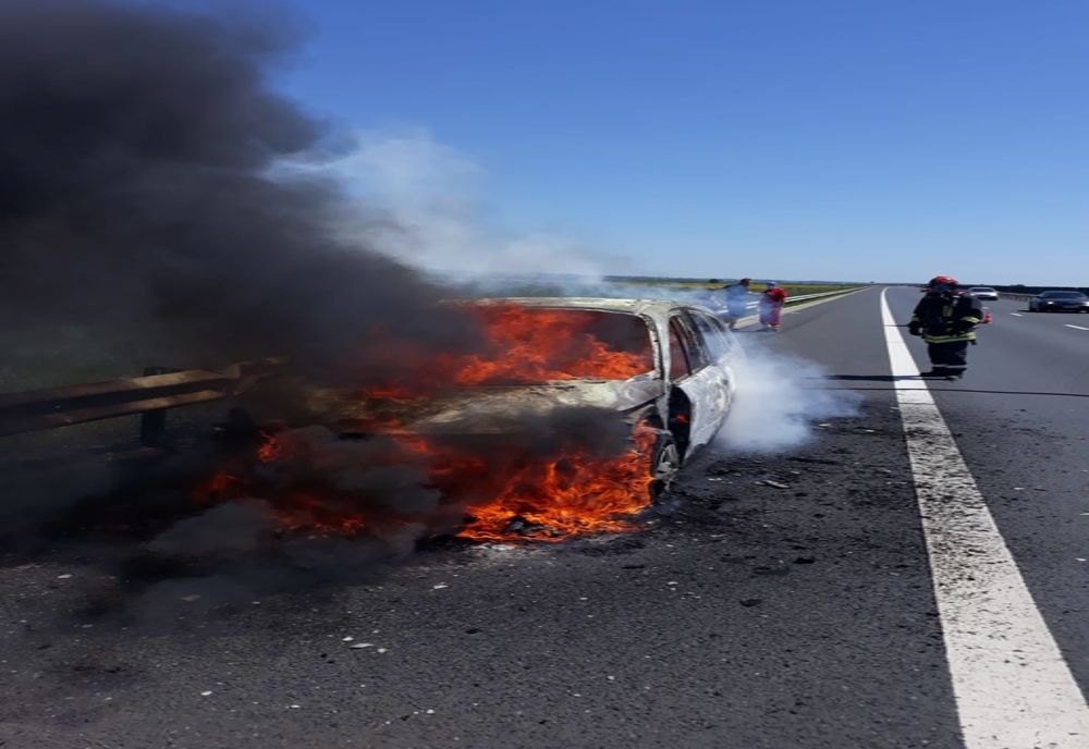 Mașină distrusă de flăcări pe autostradă. A luat foc în mers. Foto