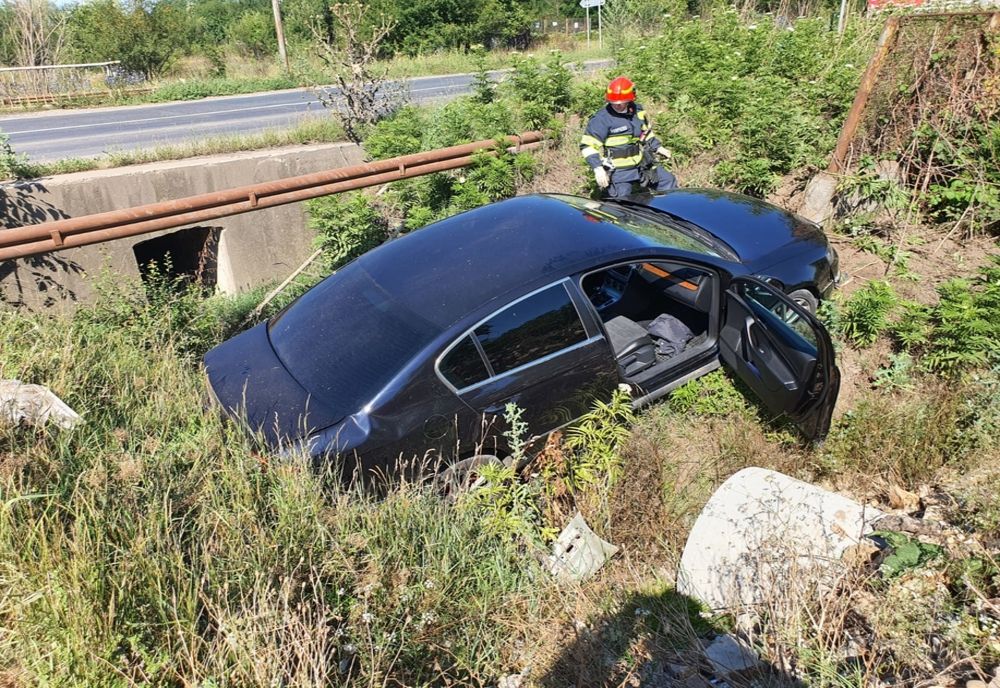 Accident la ieșirea din Timișoara: o mașină a ieșit în decor, oameni răniți