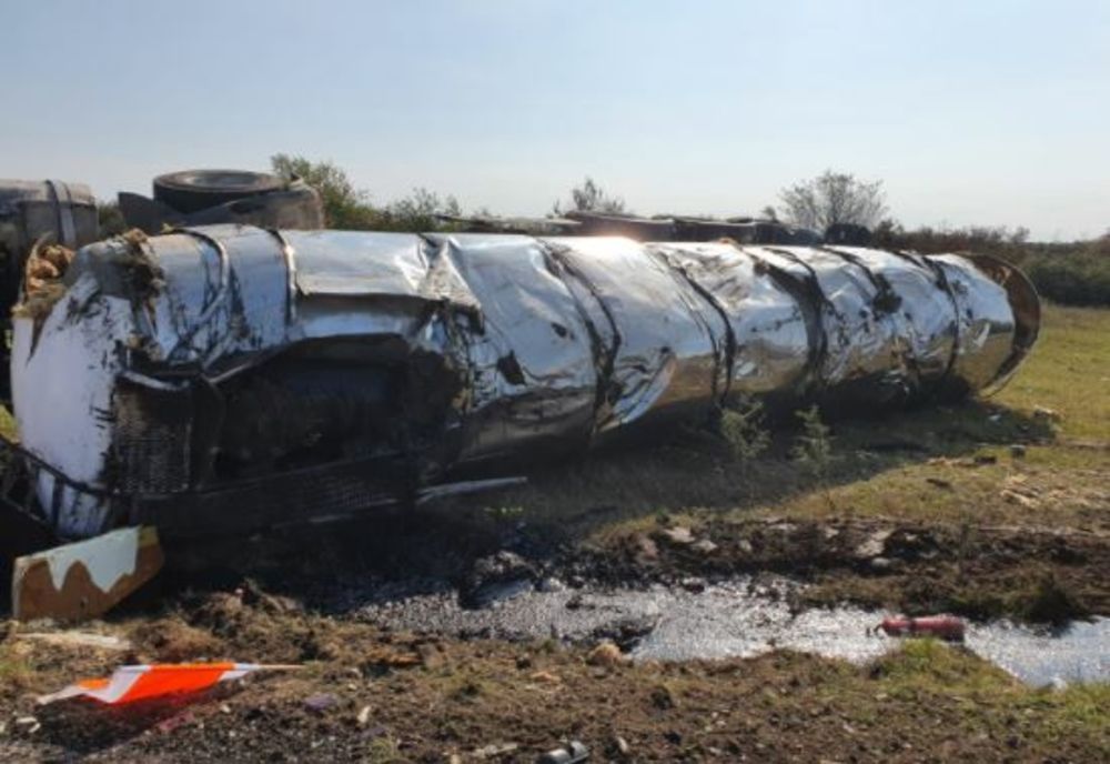 Operatiune dramatică de salvare după ce o cisternă plină cu bitum fierbinte s-a răsturnat 