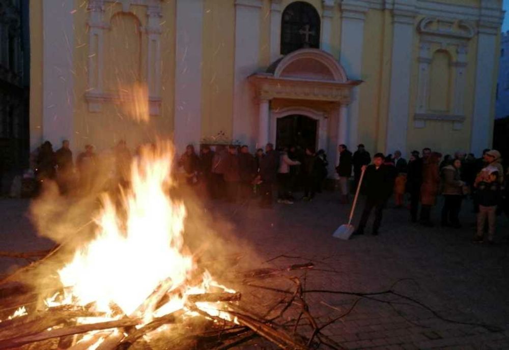 Crăciunul pe rit vechi: Sârbii din Banat aprind în cursul serii Badnjak-ul