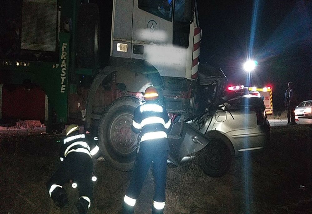 Accident terbil: doi oameni au murit după ce mașina în care se aflau s-a izbit de o autoutilitara
