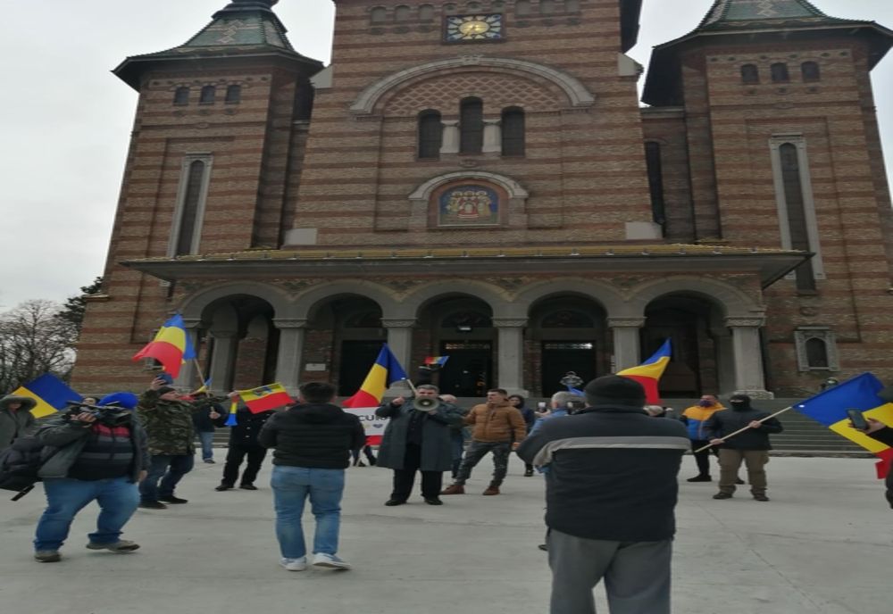 Un nou protest la Timișoara, în fața Catedralei Mitropolitane, față de prelungirea carantinării orașului. Video
