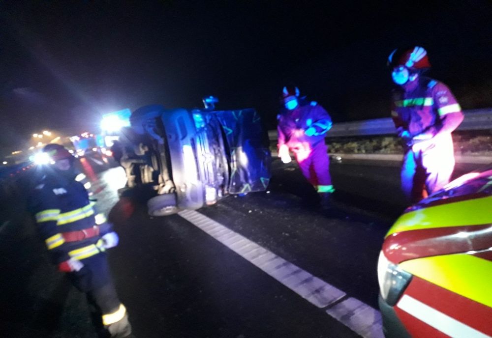 Accident pe autostradă, în Timiș: un microbuz s-a răsturnat și a acroșat o altă mașină