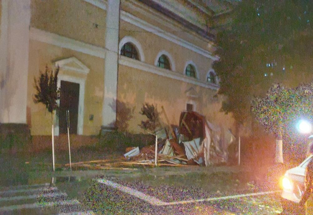 Acoperișul unei biserici, smuls de vânt în Timiș