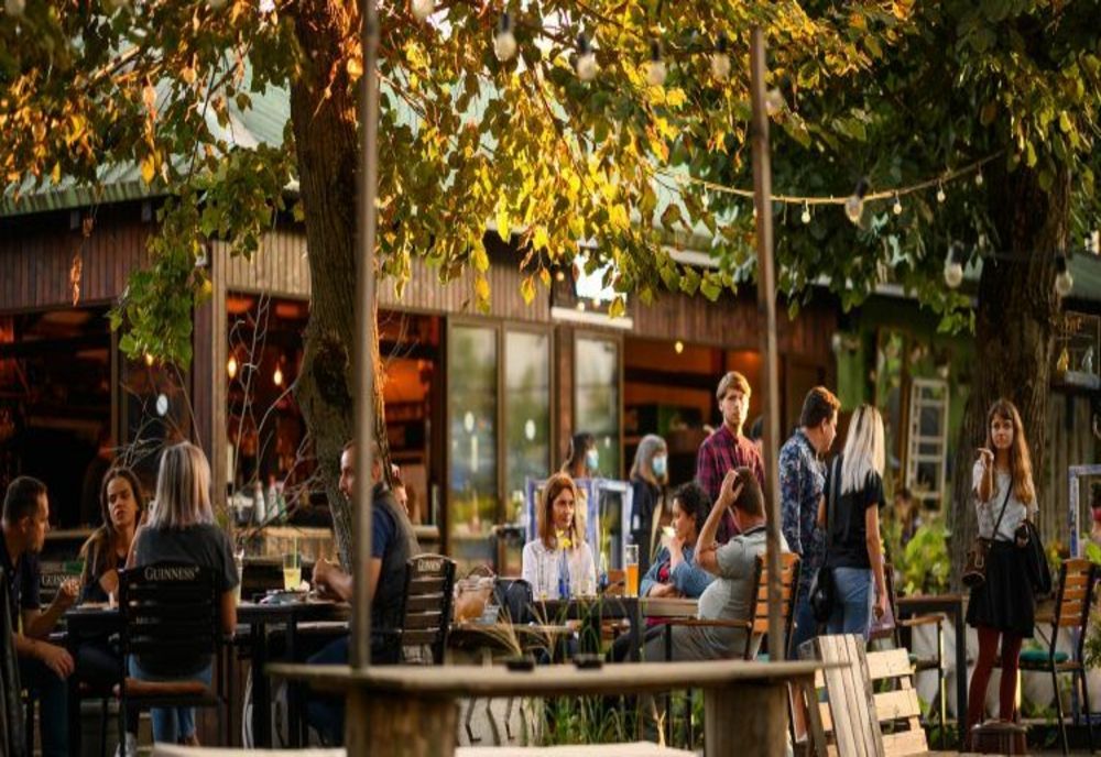 Maraton de vaccinare la terasă pentru tinerii din Timișoara