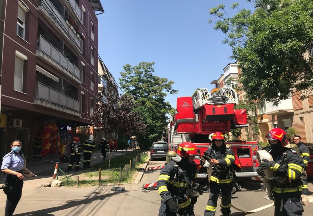 Incendiu în mansarda unui bloc