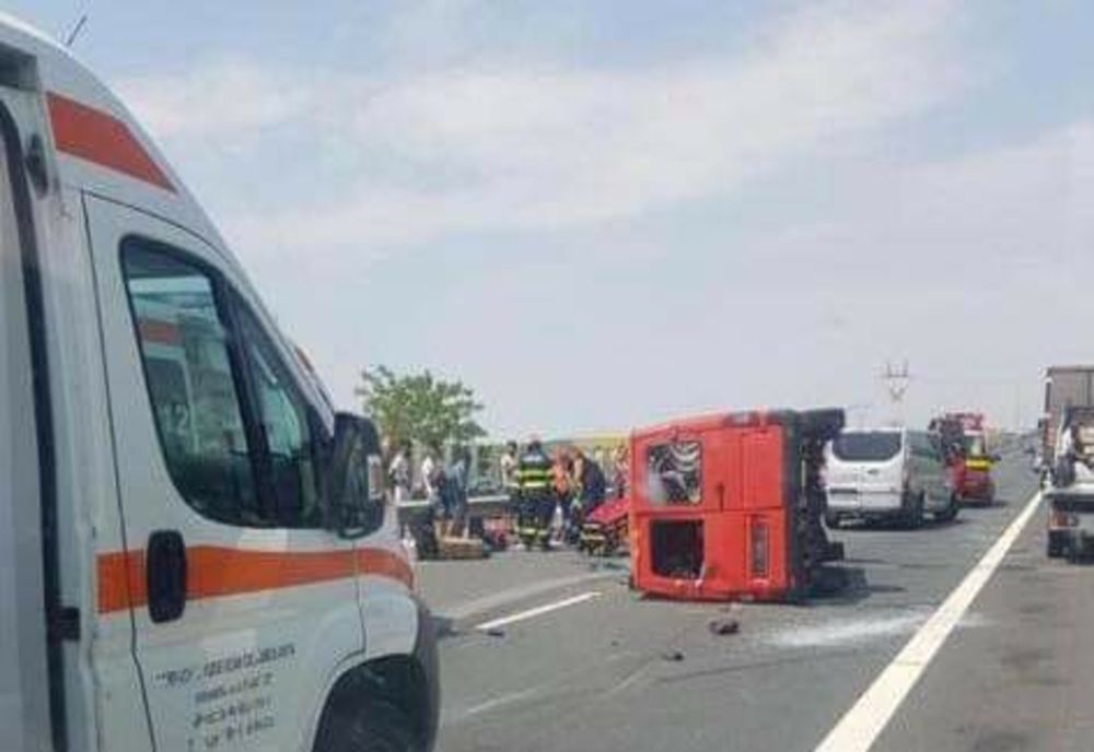 Microbuz răsturnat pe autostradă. Accident cu mai multe victime