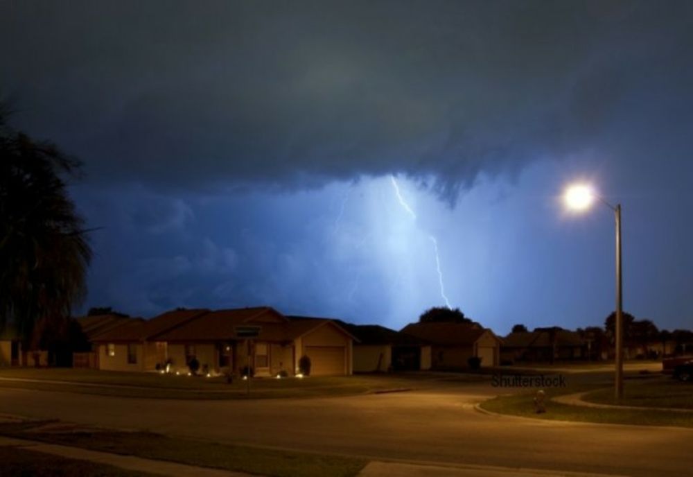 Vijelia care s-a abătut asupra județului Timiș a produse pagube: case trăznite și copaci doborâți