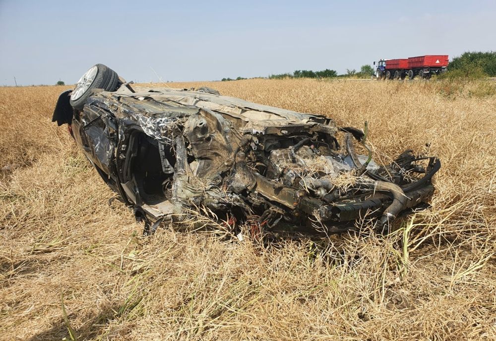 Accident pe o șosea din Timiș: mașinile implicate s-au răsturnat pe câmp
