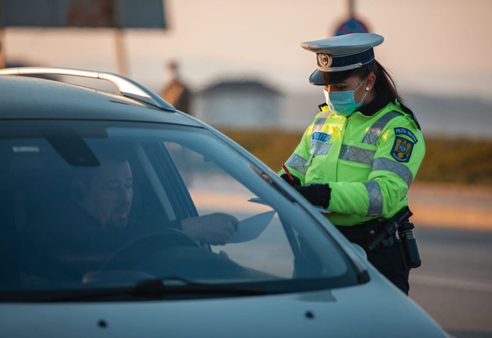 Amenzi pe bandă rulantă pentru șoferii care nu stau la semafor