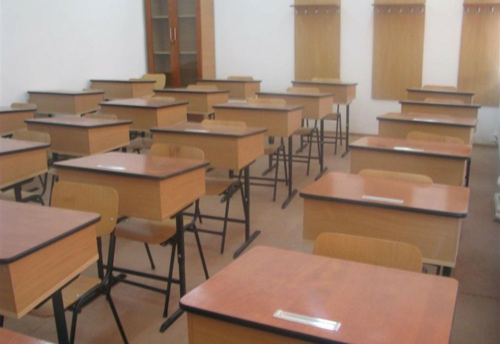 Creşte numărul profesorilor confirmaţi cu SARS-CoV-2; trei directori de şcoli, internaţi