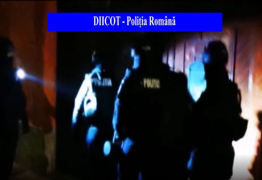 Percheziții la un grup infracțional organizat cu scopul de a transporta ilegal migranți