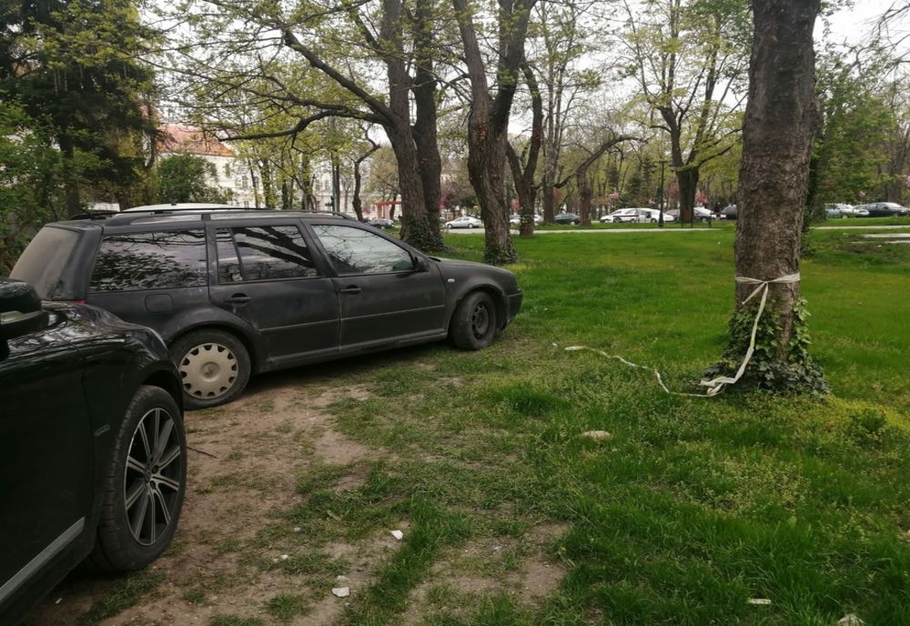 Una caldă, una rece: un fost parc este refacut, altul este distrus zi de zi