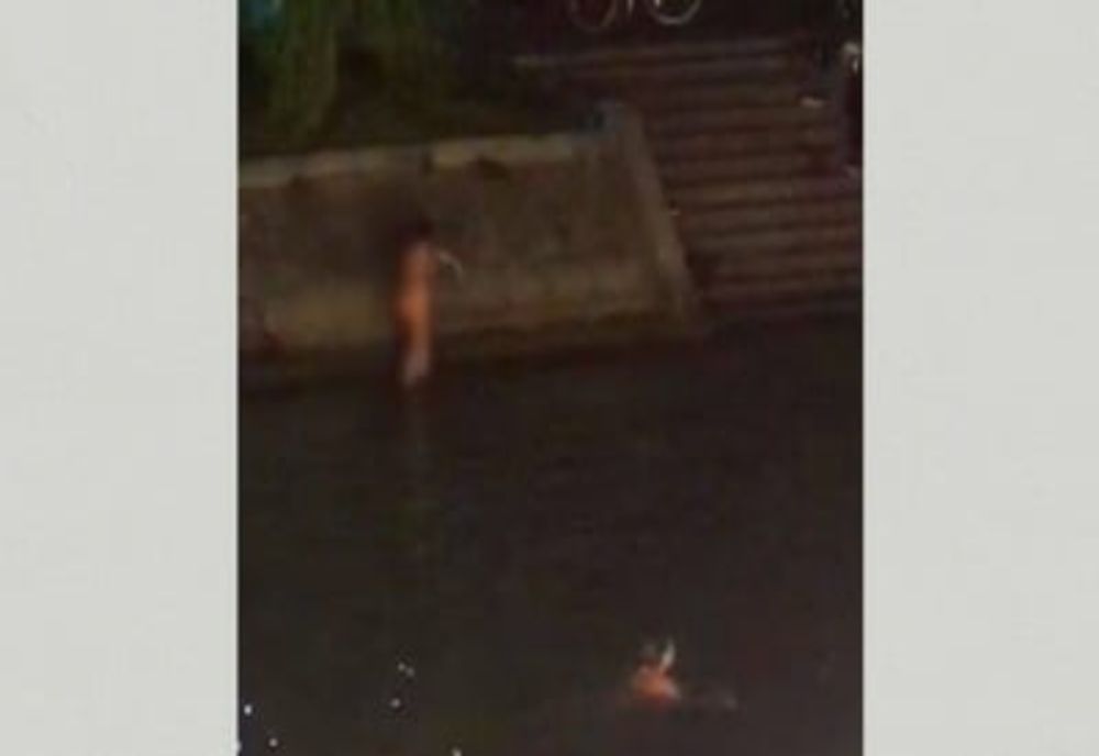 Tinere dezbrăcate, filmate în timp ce fac baie în Bega, în zona centrală a Timișoarei - VIDEO