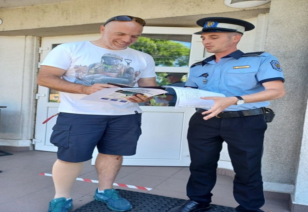 Polițiștii locali au înapoiat unui timișorean un portofel cu bani și acte găsit în zona Catedralei Mitropolitane