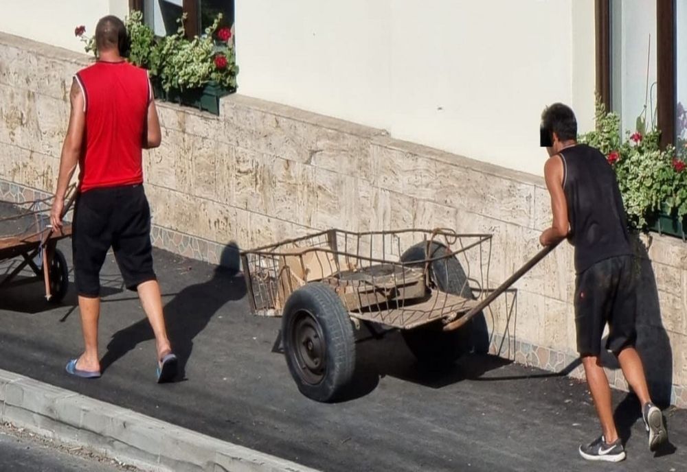 Prinși în timp ce furau un capac de canal, punând în pericol circulația