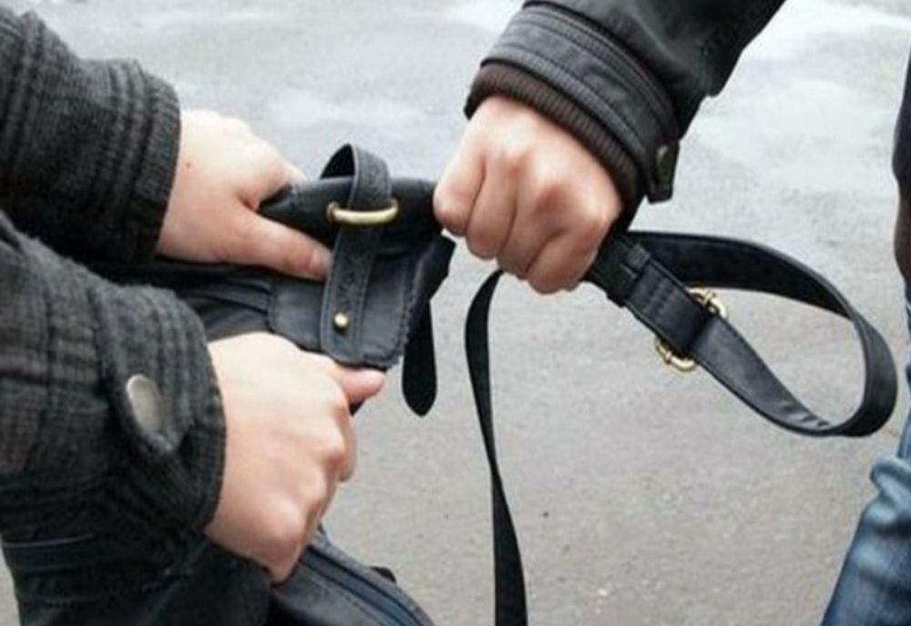 Atac ca-n filme în plină stradă, în Timișoara: femeie imobilizată și amenințată cu un cuțit