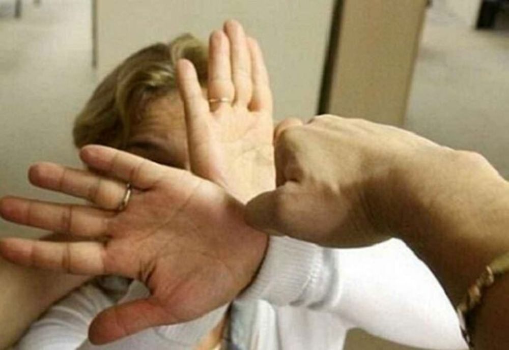 Un medic a lovit un pacient în față, la un cabinet din Timiş. Poliţiştii au deschis o anchetă