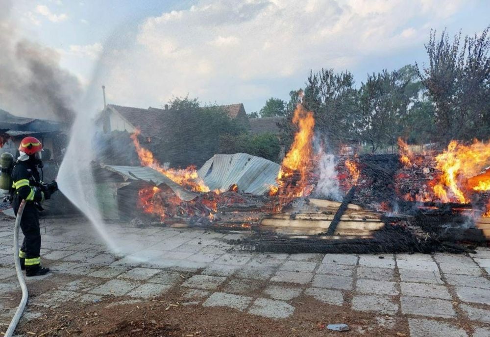 Incendiu la un gater din județul Timiș: pagubă imensă, un om rănit