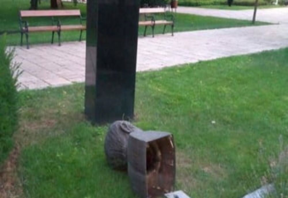 Busturile căzute de pe Aleea Personalităților au fost montate din nou pe socluri