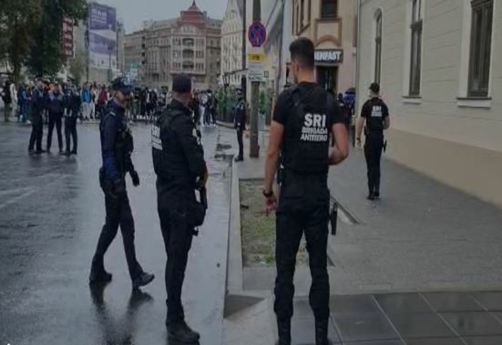 ALERTĂ cu bombă la un liceu din centrul Timișoarei! Zeci de elevi au fost evacuați