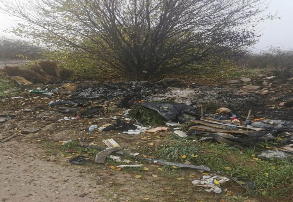 Bărbat amendat după ce a fost prins aruncând deșeuri pe câmp