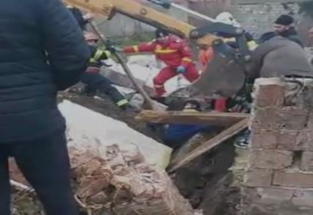 Scoși de pompieri de sub dărâmături, după ce zidul unei case a căzut peste ei