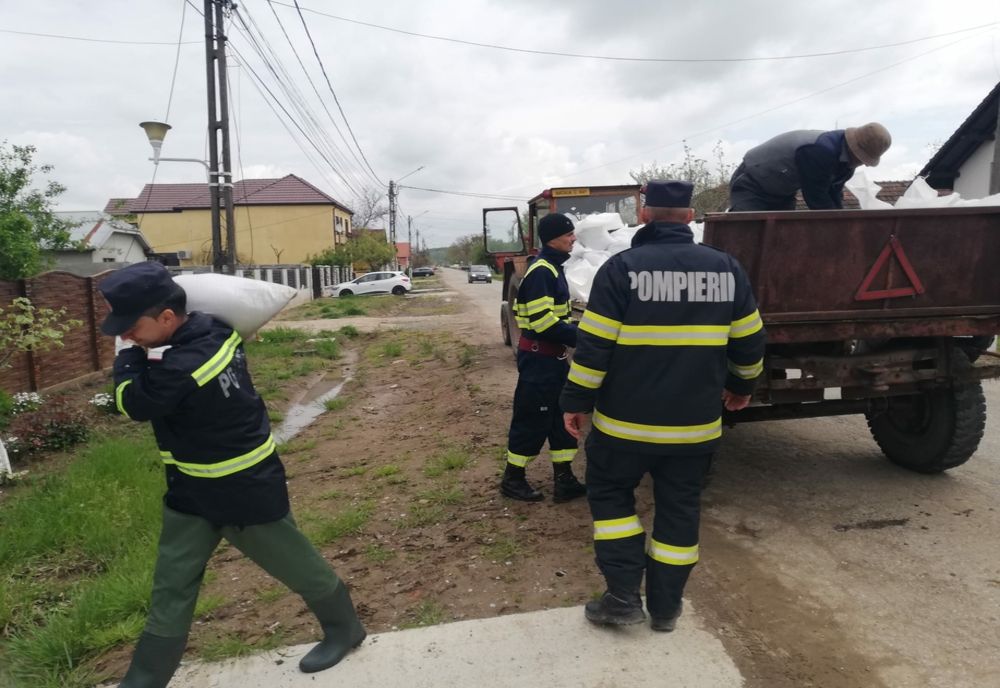 Intervenţie de consolidare cu saci de nisip a digului pe Bârzava de la Gătaia