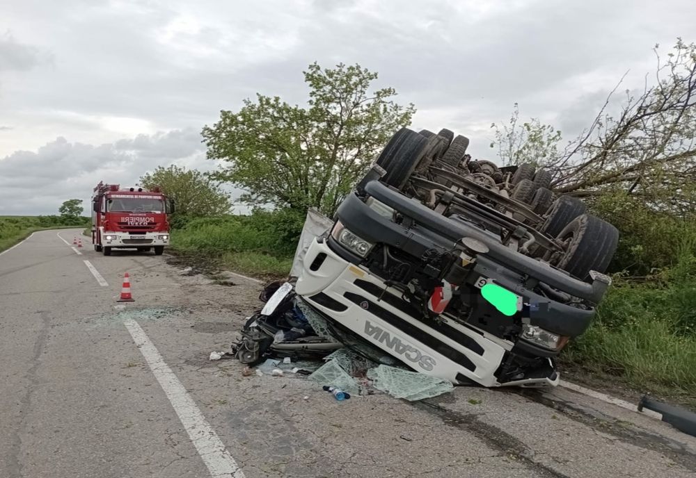 Accident cumplit în județul Timiș: șofer strivit în cabina unei automacarale, după ce utilajul s-a răsturnat pe șosea