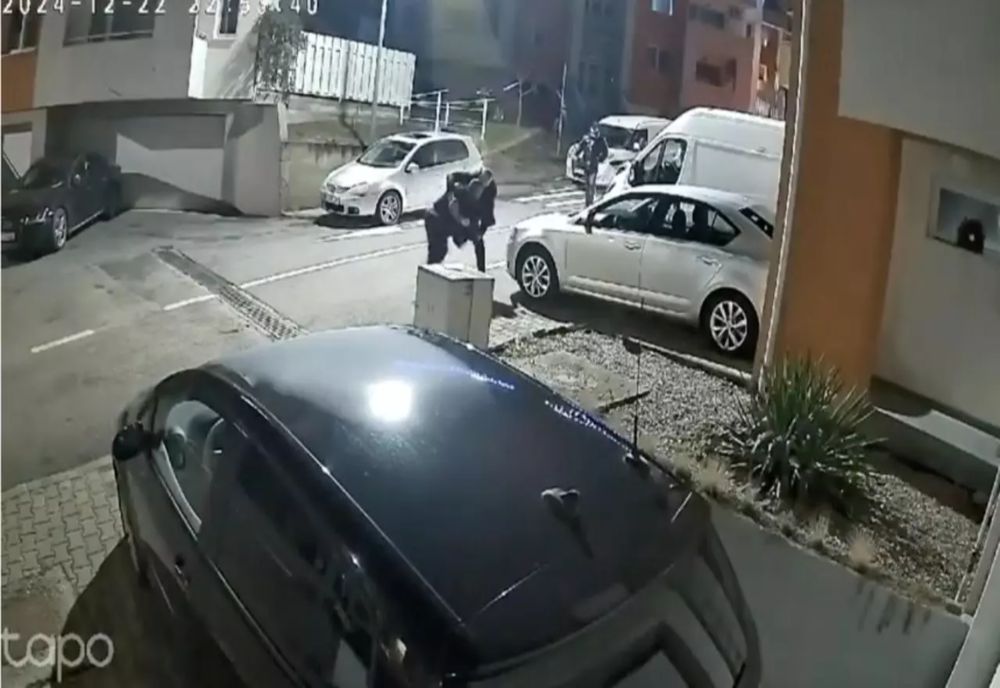 SCENE HALUCINANTE, ÎN PLINĂ STRADĂ! LIDERUL GALERIEI U CLUJ A FOST ATACAT CU UN CUȚIT - VIDEO