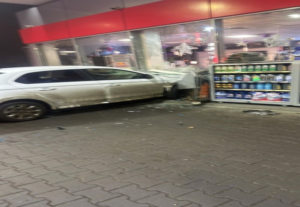 INCIDENT ÎN TIMIȘOARA: UN CETĂȚEAN MAROCAN A INTRAT CU MAȘINA ÎN VITRINA UNEI BENZINĂRII. SUSȚINE CĂ A ÎNCURCAT PEDALELE