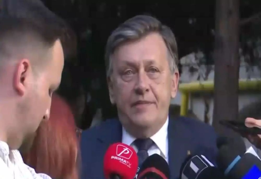 CRIN ANTONESCU ÎȘI RECUNOAȘTE ÎNFRÂNGEREA: ”MĂ RETRAG CU FRUNTEA SUS. OAMENII CARE M-AU VOTAT SĂ DECIDĂ SINGURI CE FAC ÎN TURUL 2”