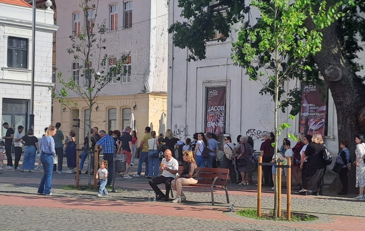 ALEGERI PREZIDENȚIALE ȘI...COADĂ LA ÎNGHEȚATĂ ÎN CENTRUL ORAȘULUI. S-A VOTAT SAU S-A VOTAT SĂ SE MEARGĂ LA ÎNGHEȚATĂ