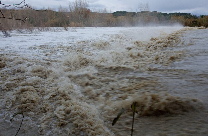 COD ROȘU DE INUNDAȚII ÎN NORD-ESTUL ȚĂRII: GOSPODĂRII ÎN PERICOL, INTERVENȚII DE URGENȚĂ ÎN BOTOȘANI ȘI IAȘI