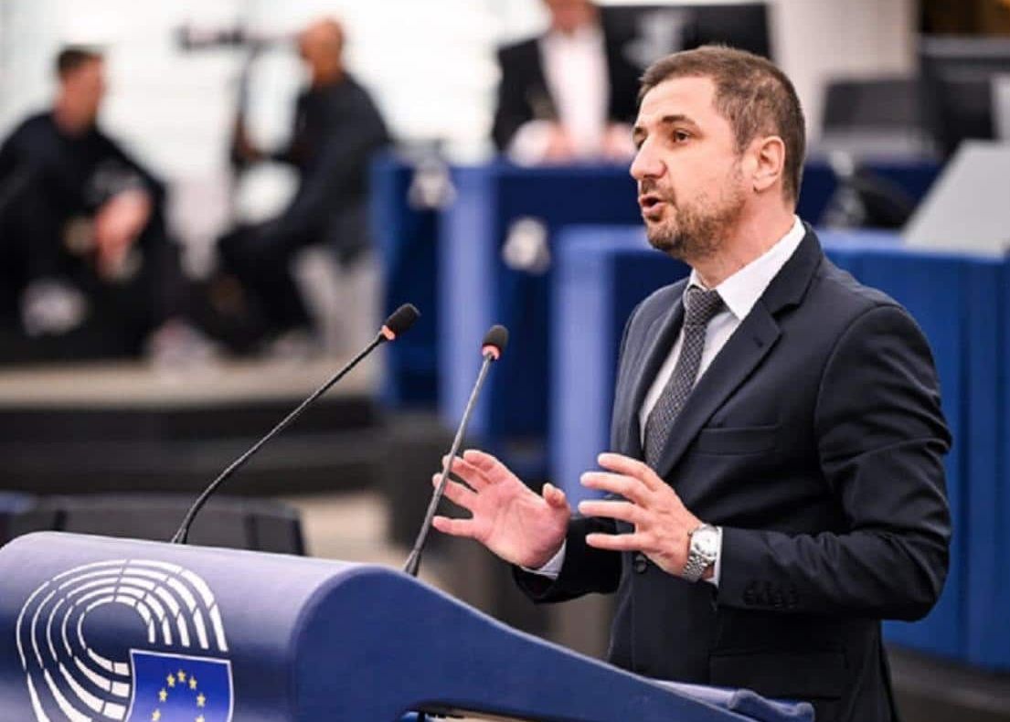 ADRIAN AXINIA (AUR): FACTURILE LA CURENT SE DUBLEAZĂ DE LA 1 IULIE! ROMÂNII, LĂSAȚI ÎN ÎNTUNERIC