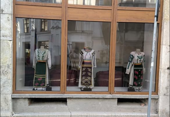 ZIUA INTERNAȚIONALĂ A IEI, CELEBRATĂ DE AUR TIMIȘ PRINTR-O EXPOZIȚIE DE COSTUME TRADIȚIONALE