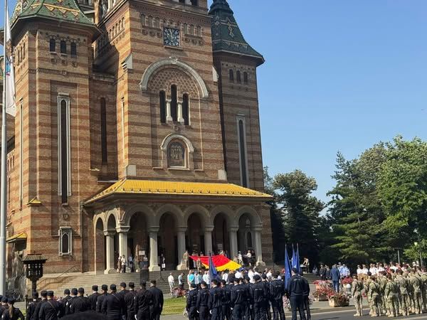 ZIUA TRICOLORULUI 2025: SIMBOLUL IDENTITĂȚII NAȚIONALE ROMÂNEȘTI FLUTURĂ MÂNDRU ÎN TIMIȘ